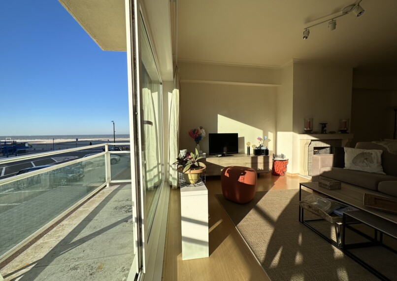 Ruim appartement met zonnig terras en breed zijdelings zeezicht