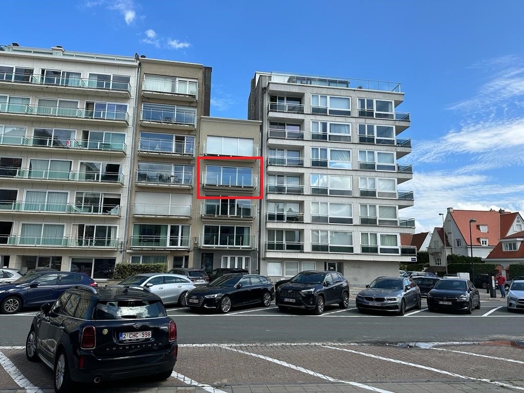 Gerenoveerd appartement met zijdelings zeezicht aan het Albertstrand.
