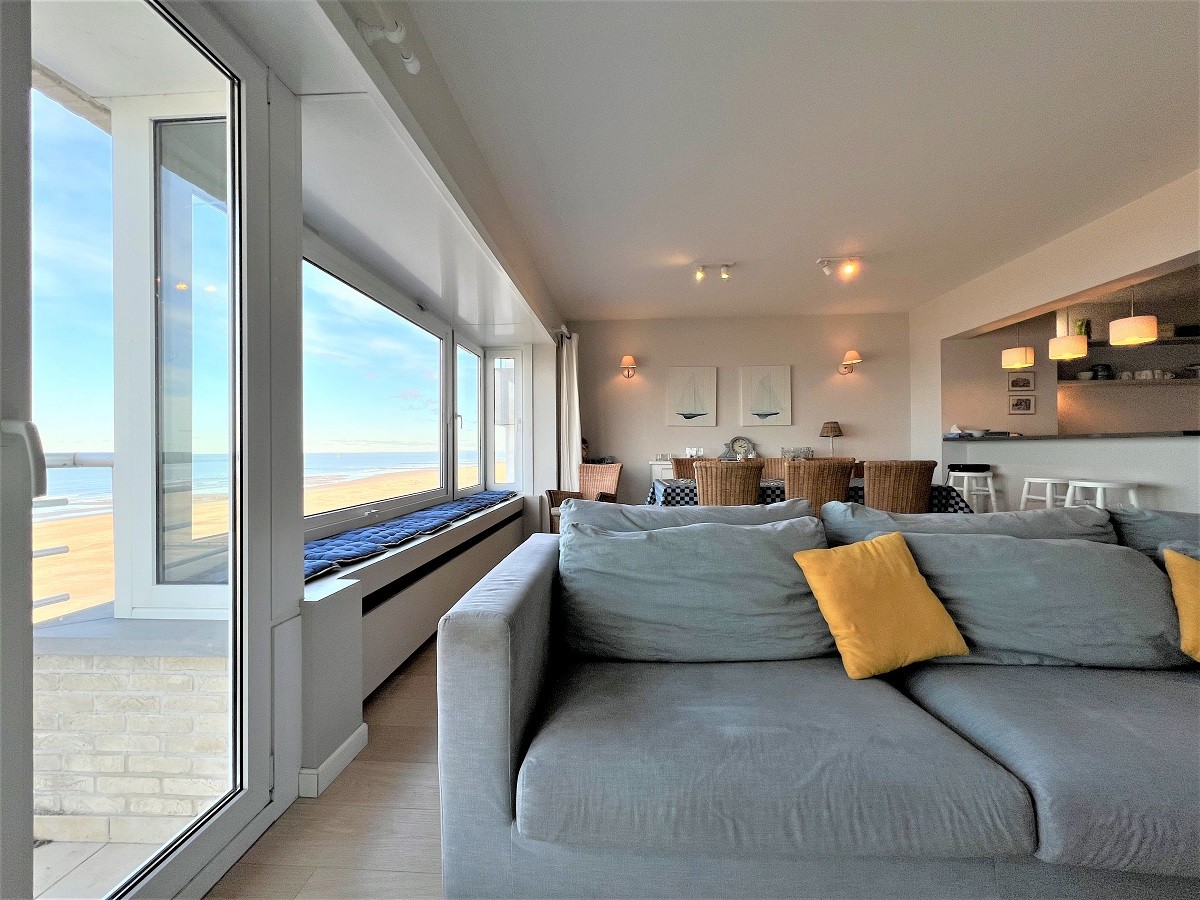 Instapklaar 4-slaapkamer appartement met frontaal zeezicht nabij het Casino!