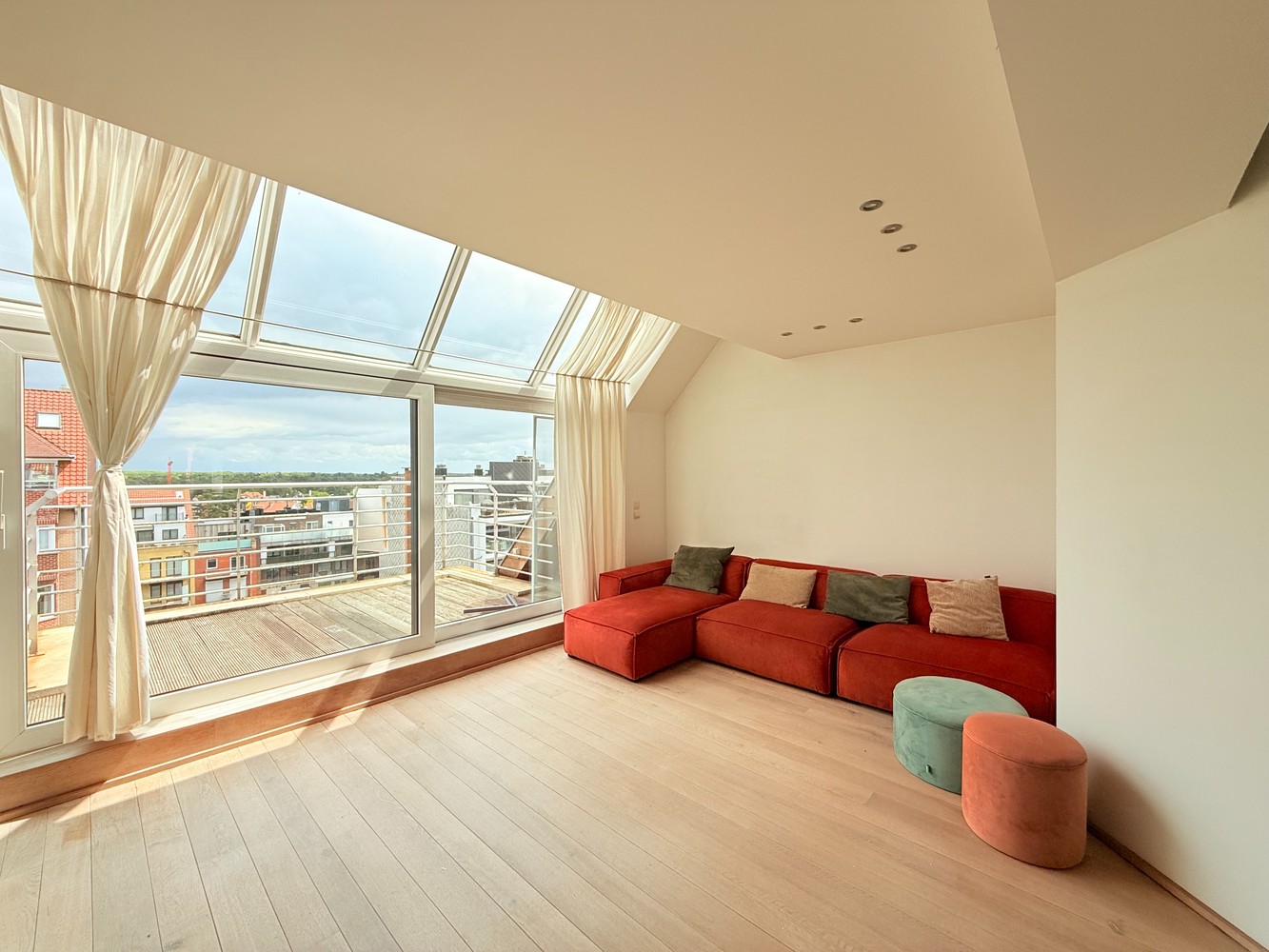 Lichtrijke duplex appartement met zonnige terrassen in hartje Knokke.