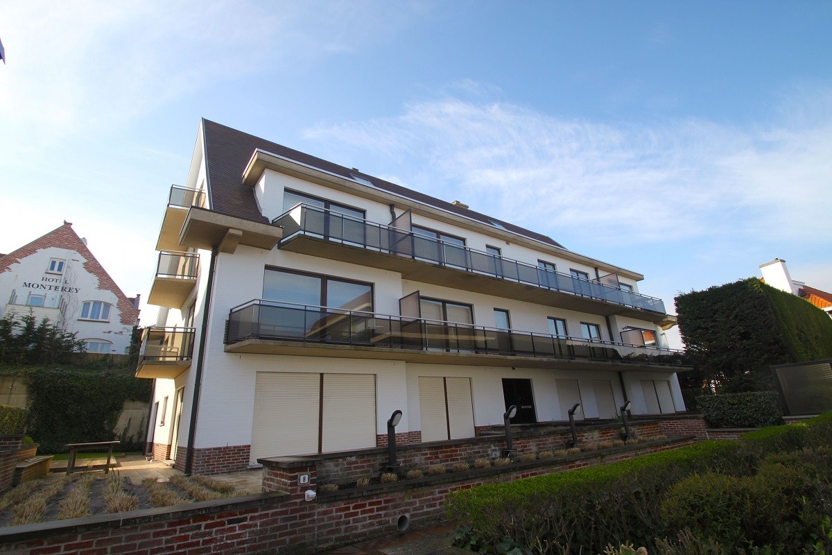 Gemeubeld gelijkvloers appartement met tuin in Duinbergen.
