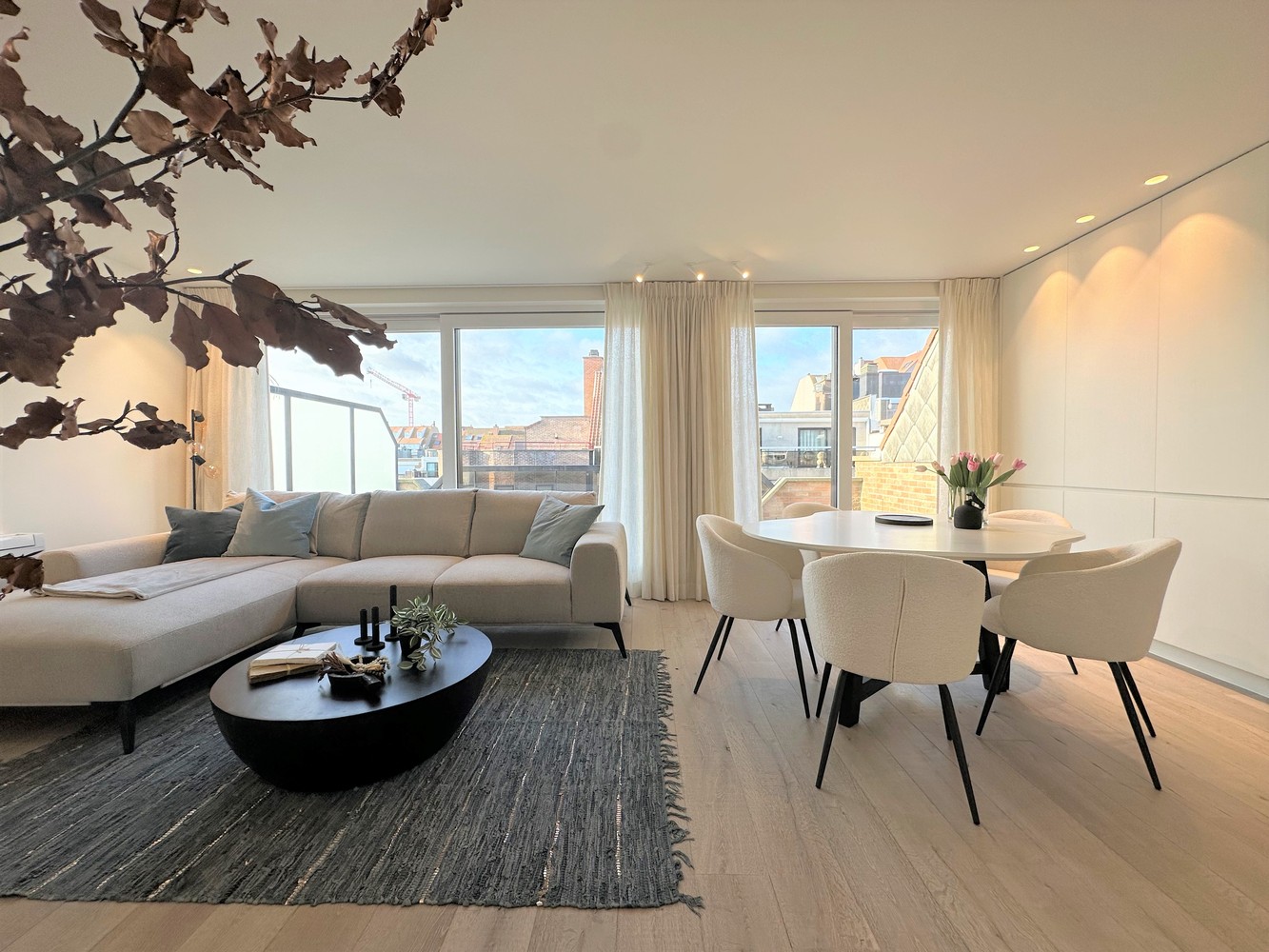 Gerenoveerde penthouse met 2 terrassen op enkele passen van de Zeedijk.
